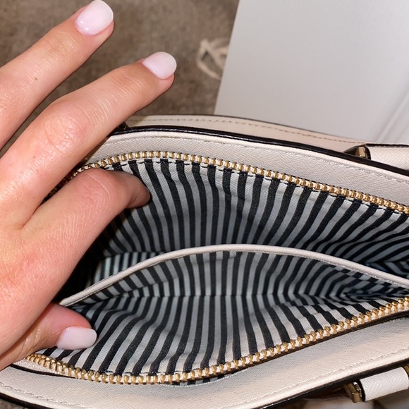 Kate Spade Cameron Street Lottie purse. - Picture 5 of 7